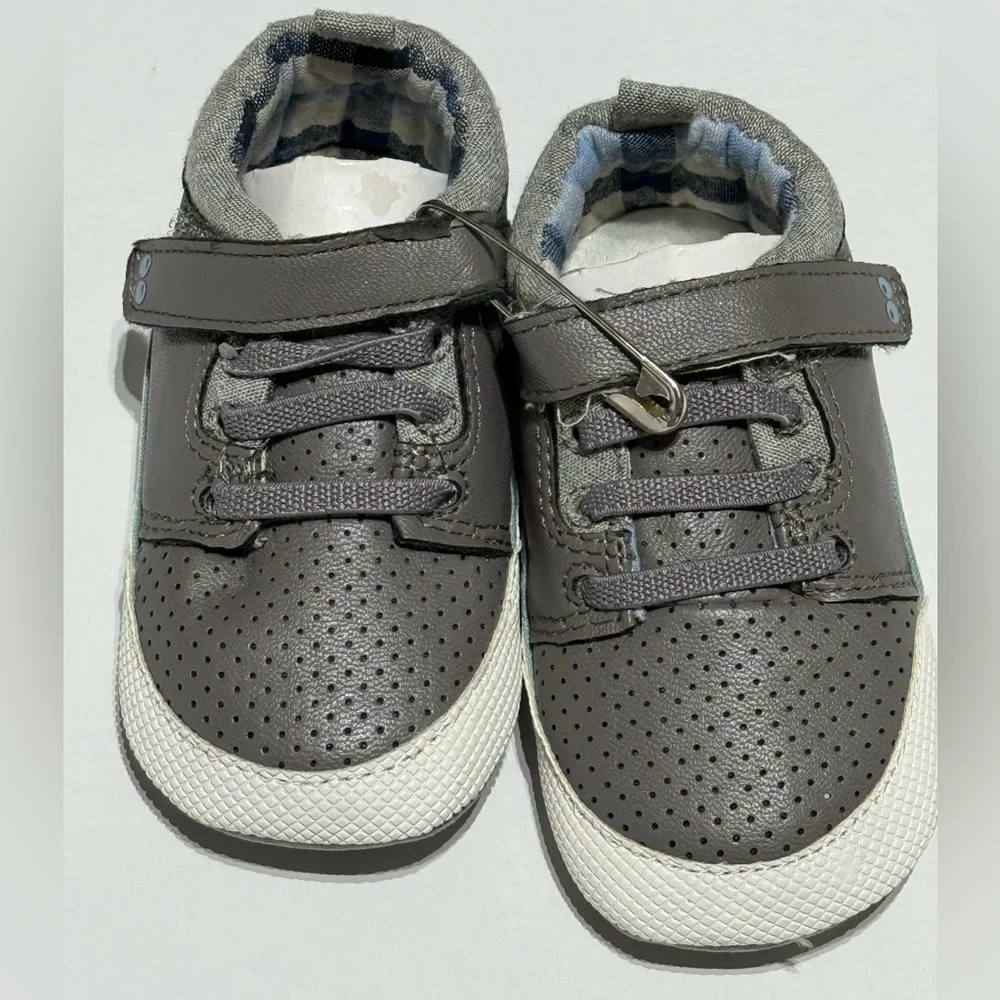 Suprize by Stride Rite Gray Sneakers with Velcro Straps size 6-12 mths